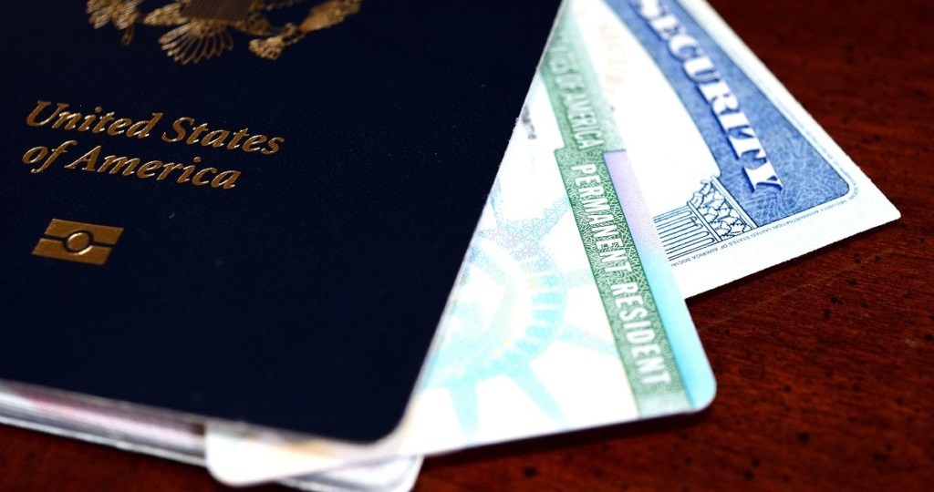 ثبت نام لاتاری بدون پاسپورت امکان پذیر است؟ (آموزش و نحوه ثبت نام) در لاتاری ۲۰۲۴ دیگر الزامی به داشتن پاسپورت برای ثبت نام لاتاری نیست. بدیهی است که پس از برنده شدن در لاتاری در مدارکی که به سفارت ارائه می کنید پاسپورت الزامی است.