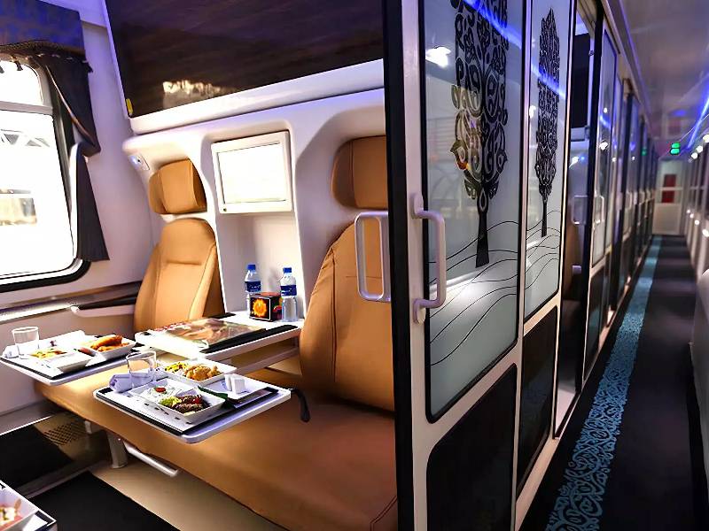 خدمات ویژه قطارهای VIP در مسیر مشهد به تهران قطارهای VIP با صندلی‌های راحت، خدمات رفاهی، امنیت بالا و توجه به نیاز خانواده‌ها و سالمندان، سفری آرام، متفاوت و ارزشمند فراهم می‌کنند.